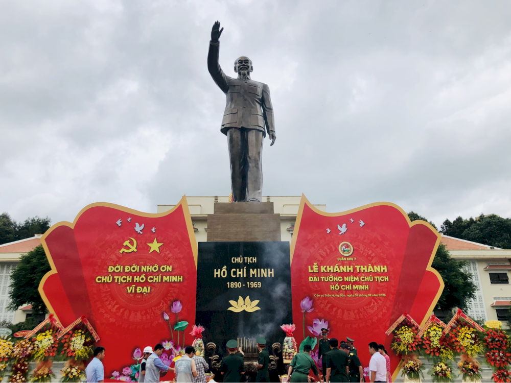 the-ho-chi-minh-memorial-monument